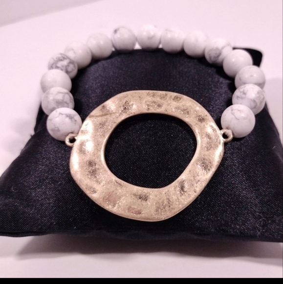 Semi Precious Howlite & Hammered Gold Tone Stretch Bracelet NWT - Picture 2 of 2